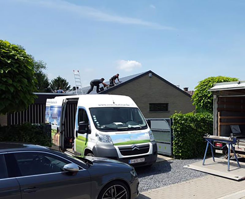 Equipe de Renov'Habitat travaillant sur une toiture en pente